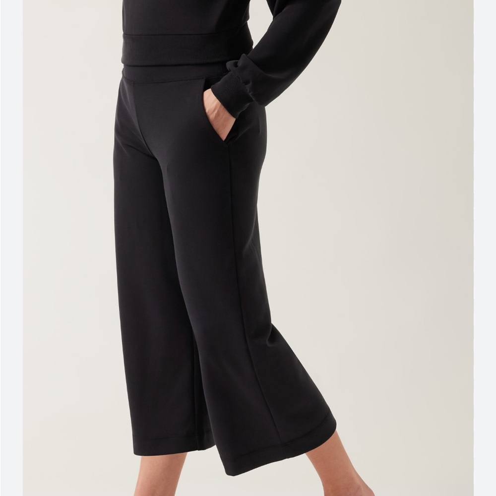 ATHLETA Wide Leg Black Pants Cropped Front & Back Pockets Size 6